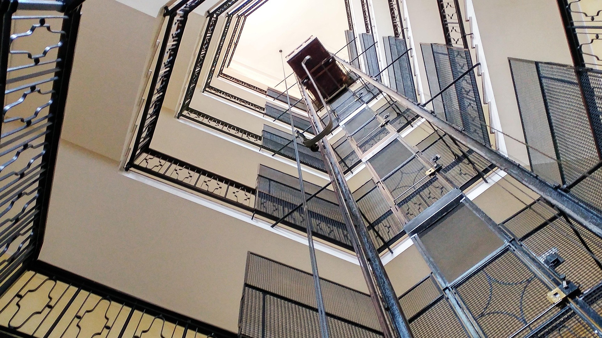 glass-3256974_1920